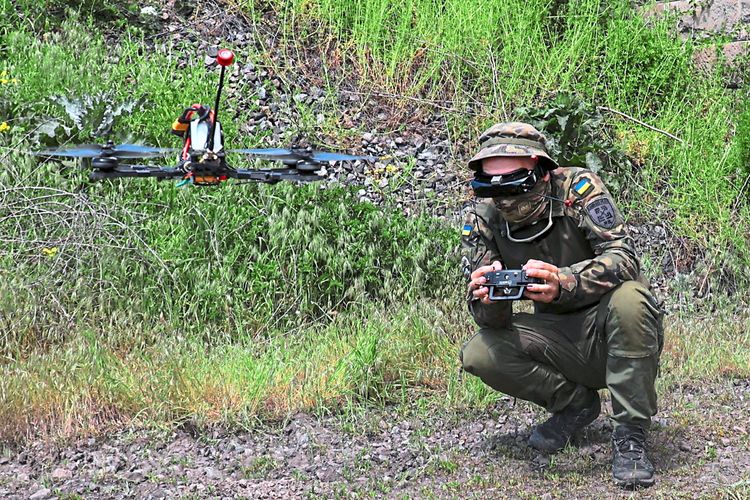 Ein Soldat im Gelände mit einer Drohne