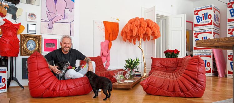 Franz Josef Baur in seinem Zuhause in der Inneren Stadt, wo er auf Designklassiker und Farben setzt.