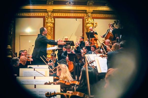 Mit-Andris-Nelsons-in-die-Abendd-mmerung-Kakaniens