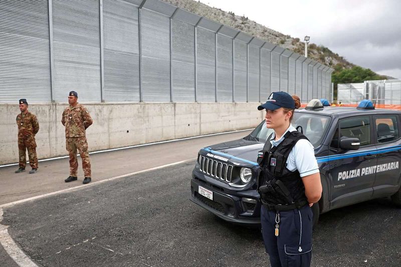 Italien schickt erste Flüchtlinge nach Albanien