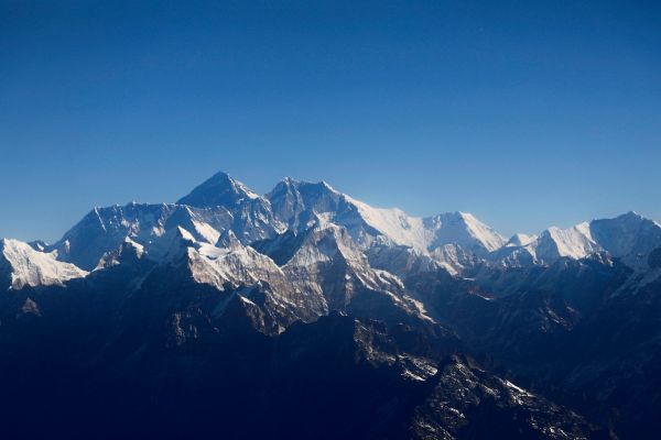 Laut-Berichten-rund-1000-Menschen-am-Mount-Everest-von-Schneesturm-eingeschlossen