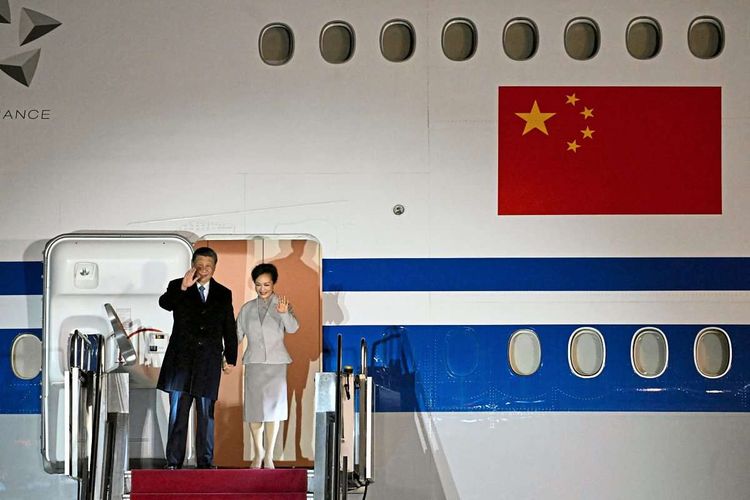 Xi Jinping und seine Frau Peng Liyuan kommen am Flughafen in Budapest an.