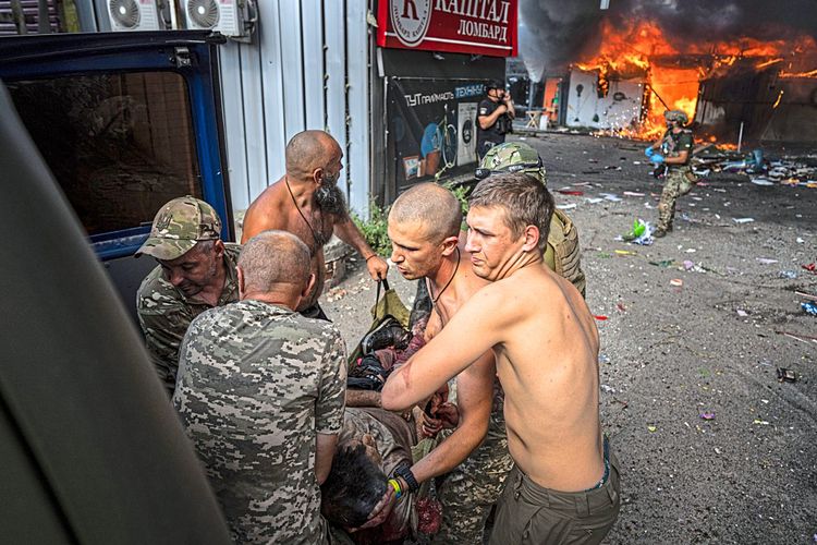 Ukrainische Soldaten kümmern sich um Verletzte nach dem Angriff eines Marktplatzes in der Stadt Kostjantyniwka, festgehalten von Evgeniy Maloletka.