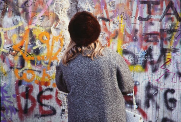 Frau vor der Berliner Mauer in der deutschen Hauptstadt.