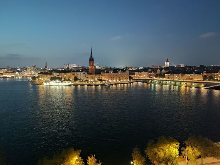 Abendstimmung in Stockholm. Fotografiert vom Aussichtspunkt Mariaberget (September 2023).