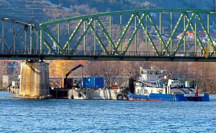 Schiff Zusammenstoß Brücke Krems