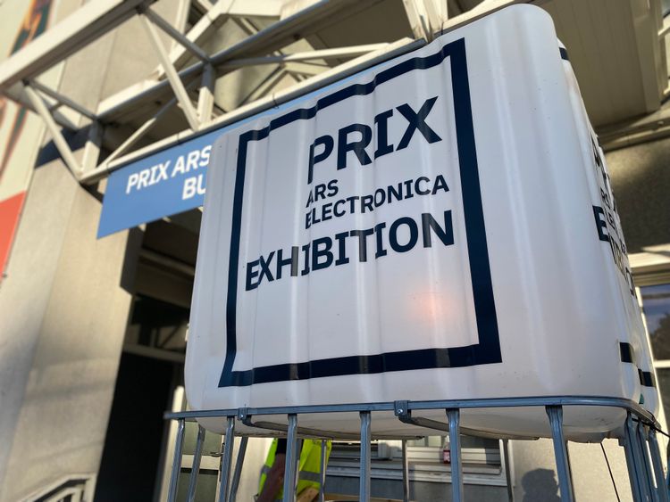 Container fungiert als Wegweiser, darauf steht geschrieben: Prix Ars Electronica Exhibition.