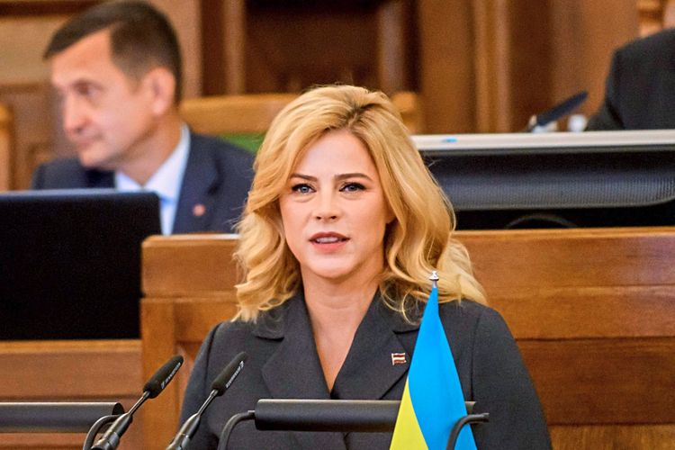 Evika Siliņa, Lettlands neue Ministerpräsidentin im Parlament