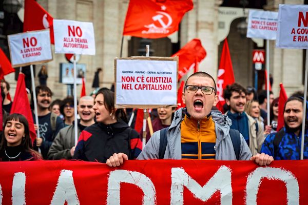 Demo-in-Rom-Plakate-mit-Melonis-Bild-verbrannt