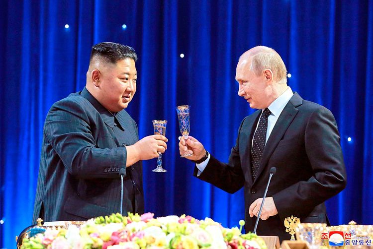 Kim Jong-un und Wladimir Putin prosten sich bei ihrem Treffen in Wladiwostok im April 2019 zu.