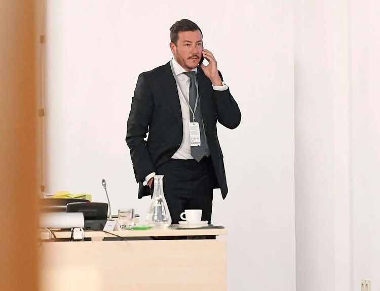 Signa-Gründer René Benko telefoniert mit dem Mobiltelefon in seinem Büro.