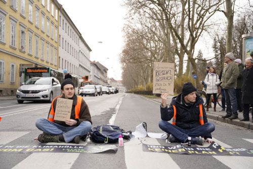 Straßenblockaden für mehr Klimamaßnahmen in Wien, Innsbruck, Villach und Linz