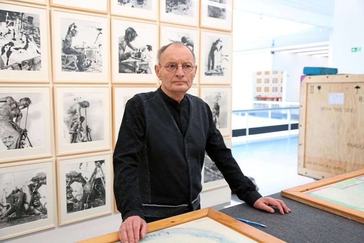 Günter Brus 2018 anlässlich der Ausstellung zu seinem 80. Geburtstag vor Werken im Belvedere 21.