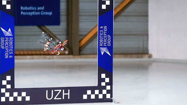 Das Bild zeigt einen Hindernisparcours für Dronen der Universität Zürich.