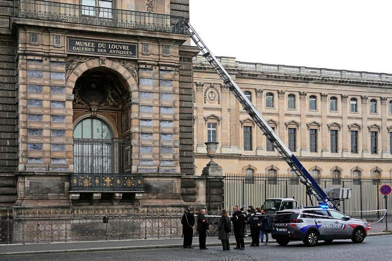 Louvre-Einbruch: Täter entkamen Polizei mit 30 Sekunden Vorsprung