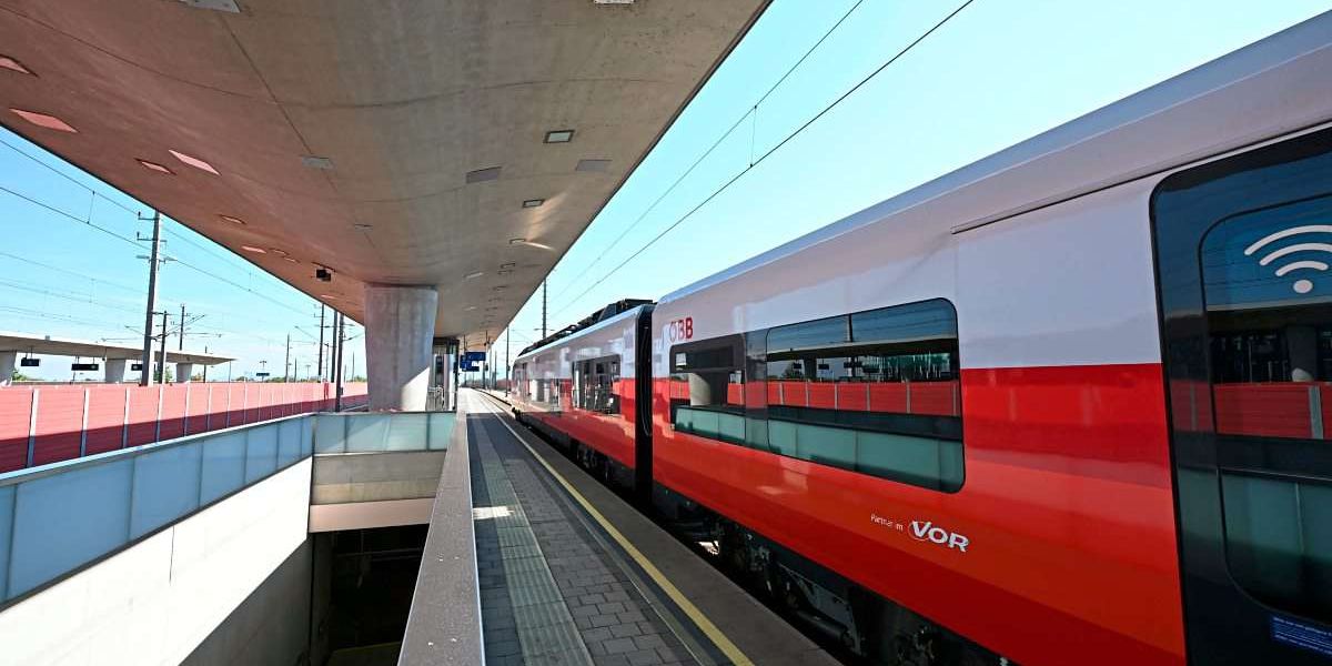 Mass Panic at Feldkirch Station: Emergency Services Scramble to Clear Area Following Shocking Bomb Scare