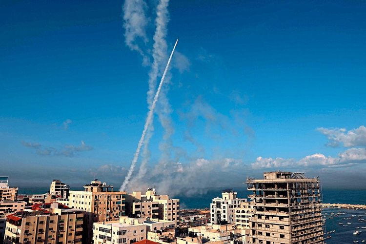 Eine Rakete steigt aus dem Gazastreifen auf.