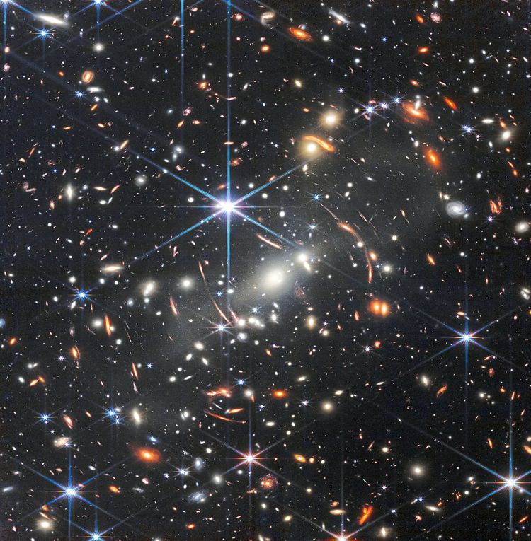 Deep-Field-Aufnahme des James-Webb-Weltraumteleskops: Zahlreiche weit entfernte Galaxien sind erkennbar.