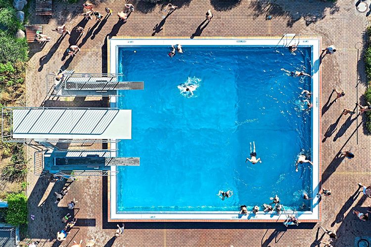 Sprungbecken in einem Freibad