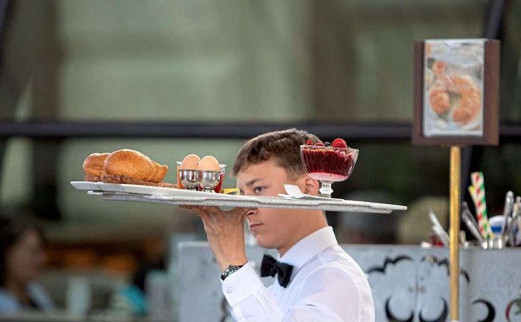 Ein Kellner serviert Speisen.