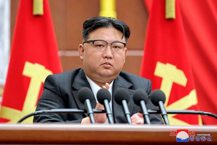 Kim Jong Un mit Brille vor Rednerpult.