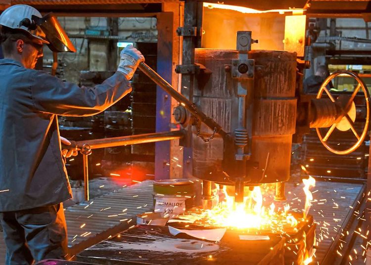 Im Bild ein Gießereimechaniker, der das bei etwa 1.600 Grad Celsius geschmolzene Metall in bereitgestellte Formen für Pumpenspiralgehäuse gießt.