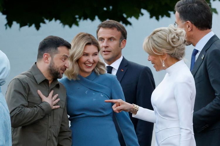 Das Ehepaar Selenskyj, die besonderen Gäste beim Nato-Gipfeltreffen im litauischen Vilnius. Im Bild im Gespräch mit Brigitte Macron, dahinter deren Ehemann Emmanuel Macron und der Niederländer Mark Rutte.