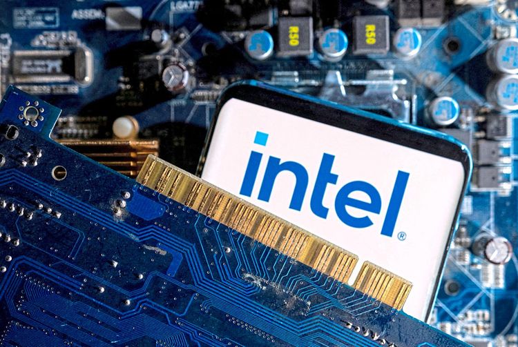 In dieser Abbildung ist ein Smartphone mit einem Intel-Logo auf einem Computer-Motherboard platziert