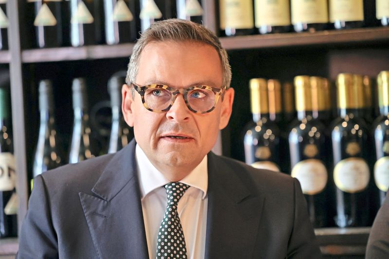 Gericht verbietet Grosz, Bohrn Menas Bereicherung mit Hassklagen zu unterstellen