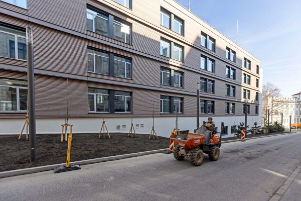 Der-rote-Turm-des-AKH-wird-renoviert-ein-eigenes-Ersatz-Haus-jetzt-er-ffnet