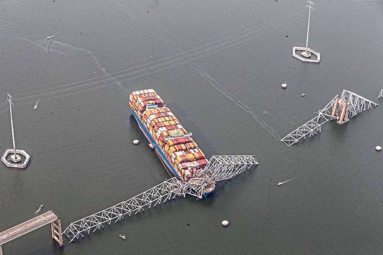 Das Containerschiff Dali unter Überresten der Brücke in Baltimore