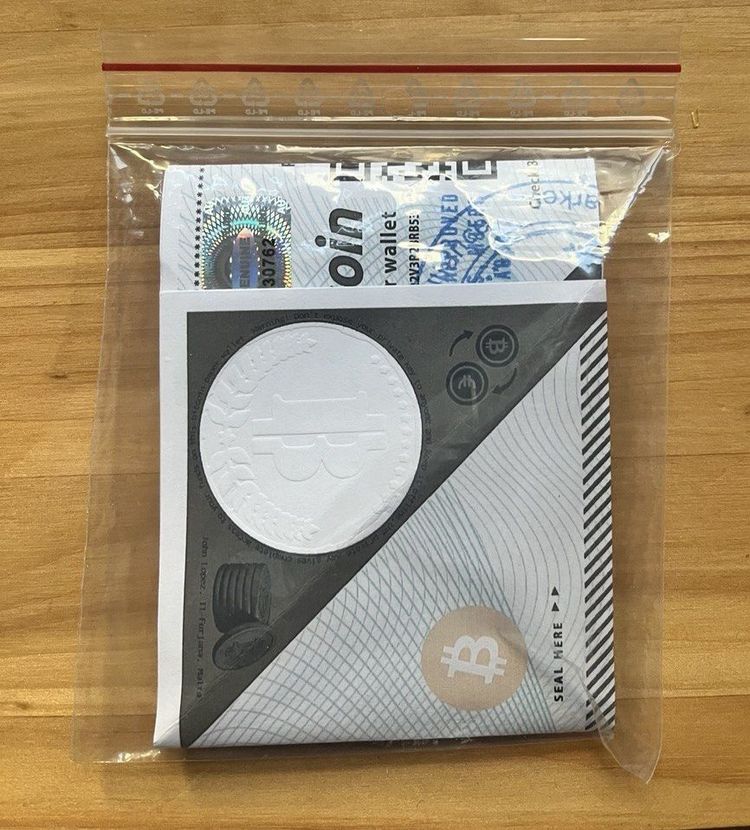 Das Bild zeigt ein Plastiksäckchen mit einer Paperwallet und einem Zahlungbeleg