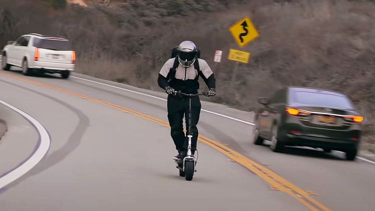 4.000 Watt und 130 km/h: Wenn der E-Scooter am Auto vorbeizieht -  Innovationen -  › Web