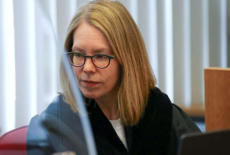 Anne Brorhilker, Chefermittlerin im Cum-Ex-Steuerskandal sitzt in Richterrobe auf einem Sessel.
