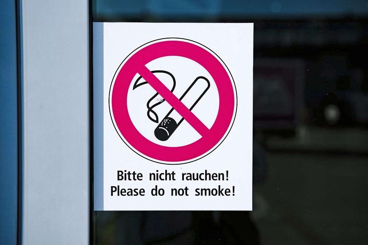 Rauchverbotsschild auf Deutsch und Englisch