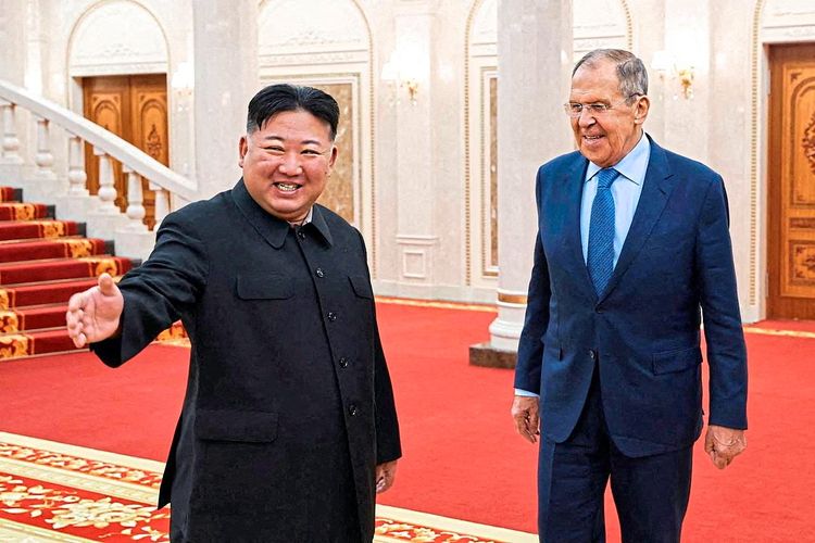 Kim Jong Un weist Sergei Lavrov per Handgeste den Weg.