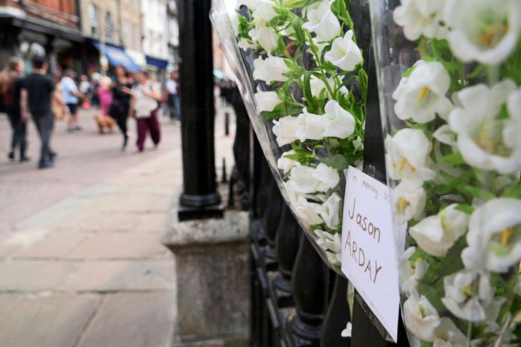 Blumensträuße mit weißen Blumen und einem Schild mit der Aufschrift 