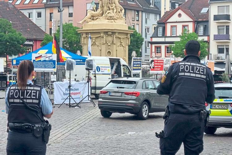 Marktplatz in Mannheim, davor zwei Polizisten