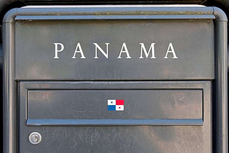 Ein Briefkasten, auf dem Panama steht. Er soll eine Briefkastenfirma darstellen.