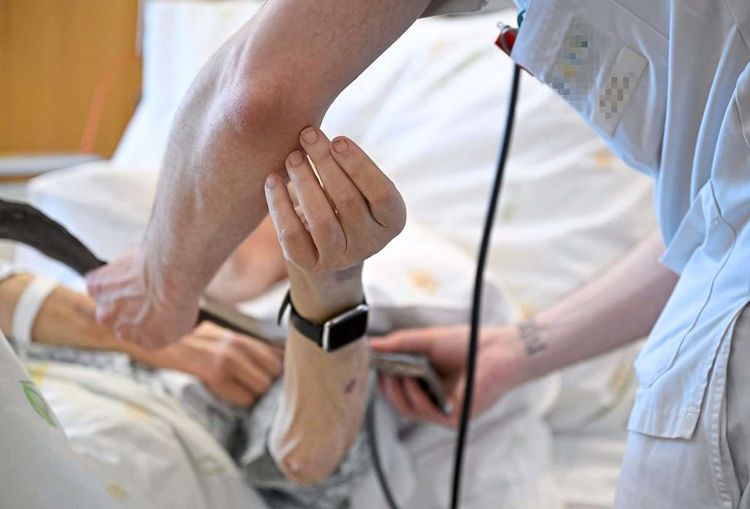 in Krankenpfleger beim Blutdruck messen