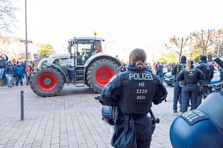 Polizistin bei Bauernprotesten in Wiesbaden