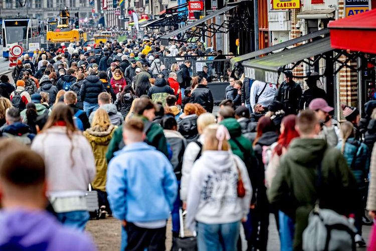 Viele Menschen in der Stadt Amsterdam