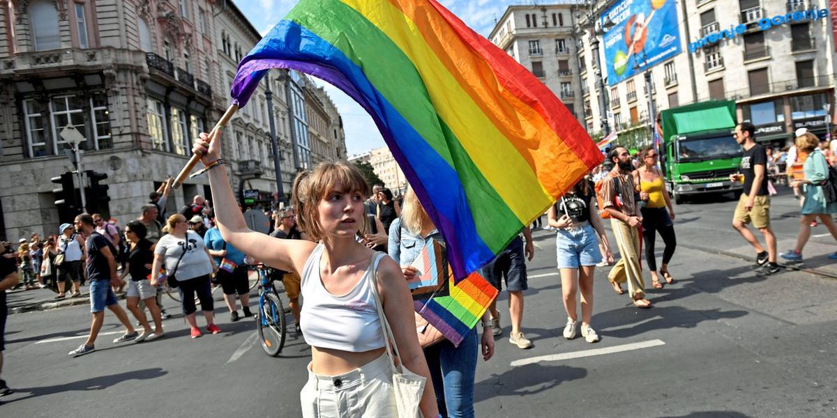 EU-Kommission Verklagt Ungarn Wegen Anti-LGBTQIA-Gesetzes - EU ...