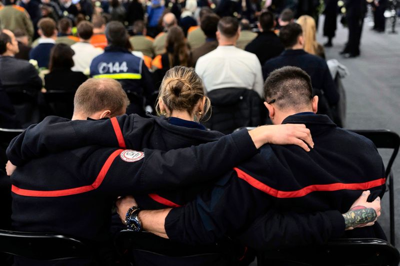 "Werden euch nie vergessen": Schweiz trauert um Crans-Montana-Opfer, Barbesitzer in U-Haft