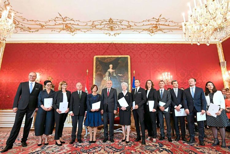 Andreas Reichhardt, Brigitte Zarfl, Maria Patek, Clemens Jabloner, Brigitte Bierlein, Alexander Van der Bellen, Elisabeth Udolf-Strobl, Eduard Müller, Iris Elisa Rauskala, Thomas Starlinger, Wolfgang Peschorn, Alexander Schallenberg und Ines Stilling stehen während der Angelobung in der Präsidentschaftskanzlei zum Gruppenfoto nebeneinander.