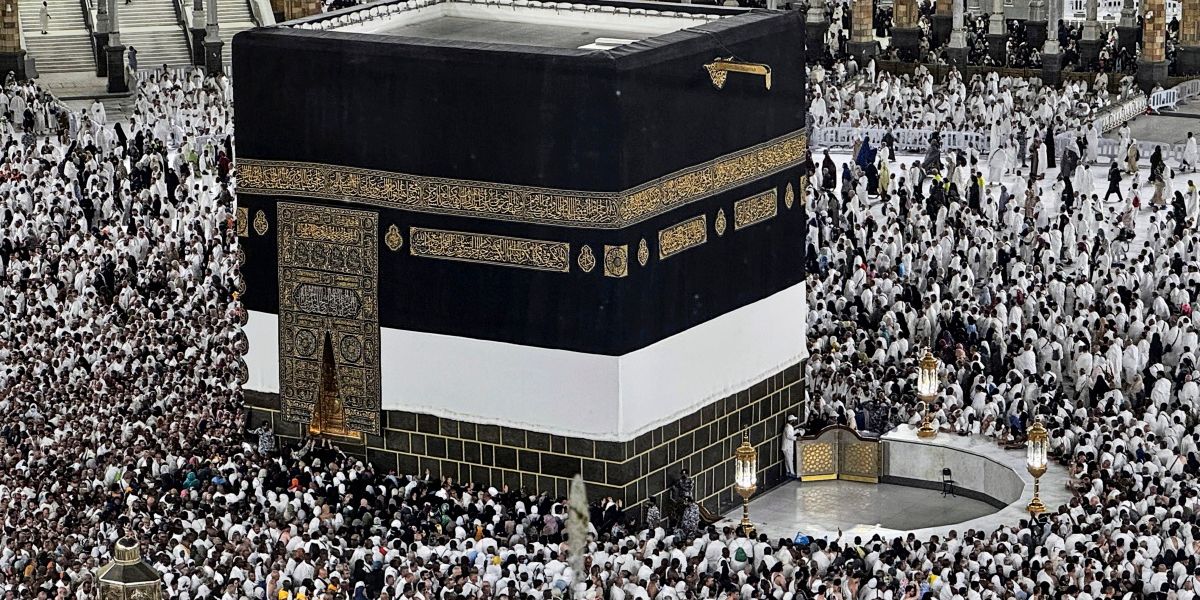 Geopolitical Tensions and Pilgrim Numbers