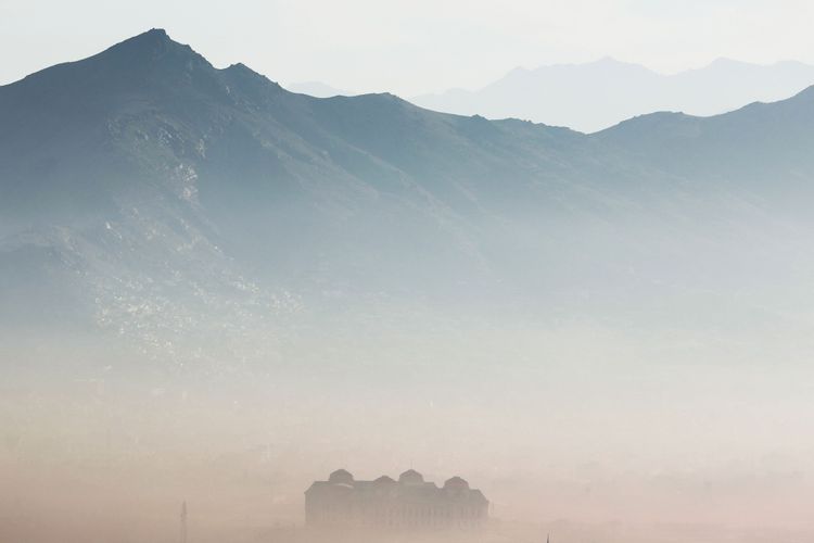 Berg in Afghanistan im Nebel