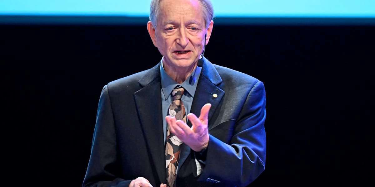 Geoffrey Hinton beziffert Risiko neu, dass uns KI ausrotten wird