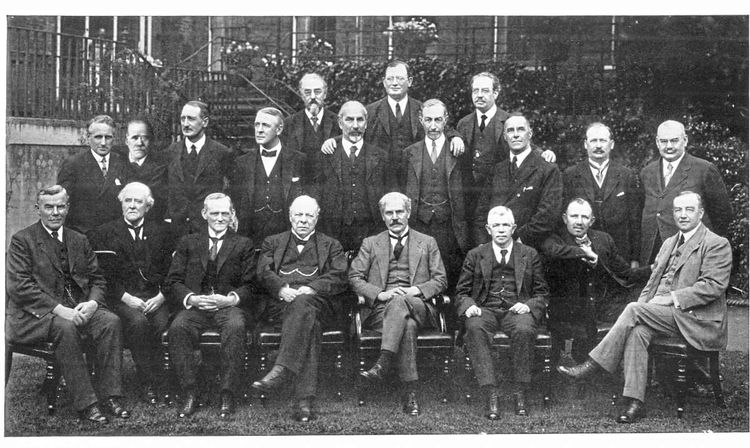 Großbritanniens erste Labour-Regierung im Jahr 1924: Premier Ramsay MacDonald sitzt im grauen Anzug in der ersten Reihe.