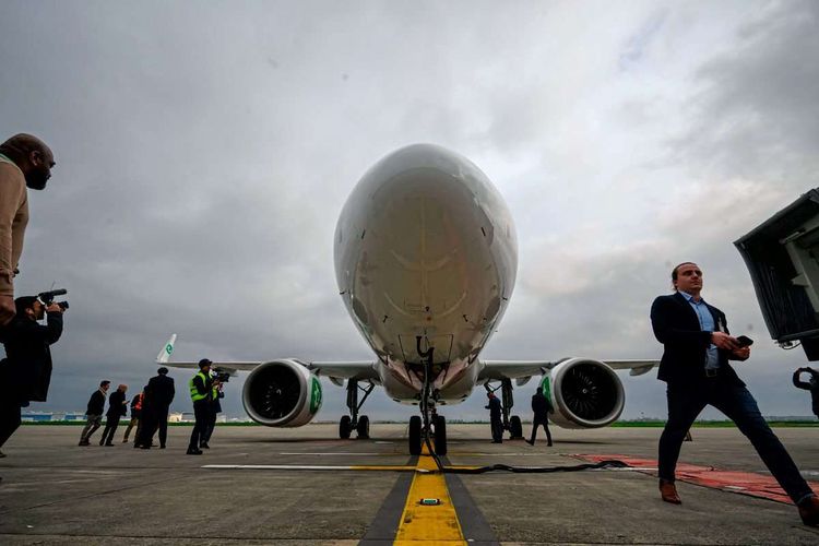 Mitarbeiter und Besucher bestaunen einen Airbus 230neu während eines Auslieferungsevents in Toulouse. 